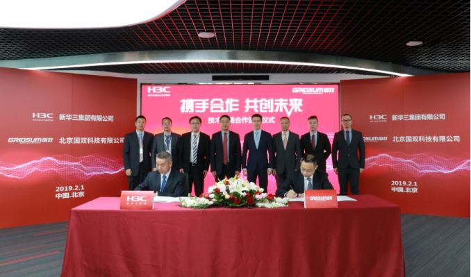 新华三集团副总裁、渠道销售与管理部总经理黄辉华（前排左）与北京国双科技有限公司助理总裁彭俊（前排右）代表双方签署战略合作协议